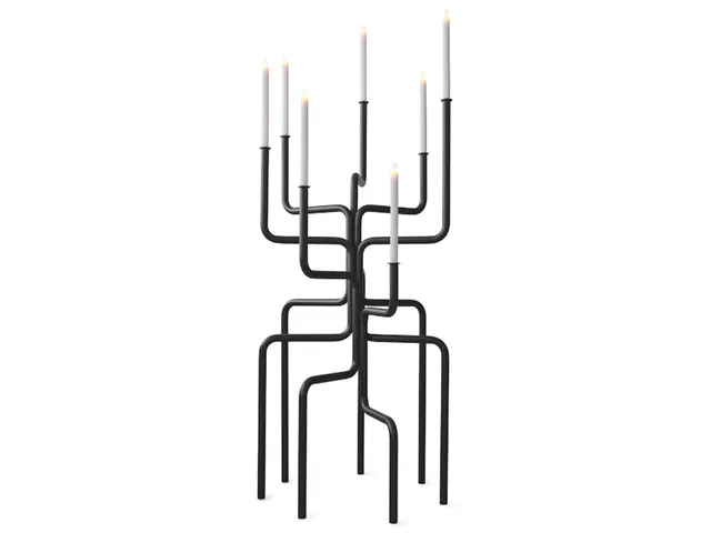 frederik-roij-giant-of-flame-standkerzenhalter-stahl image 1