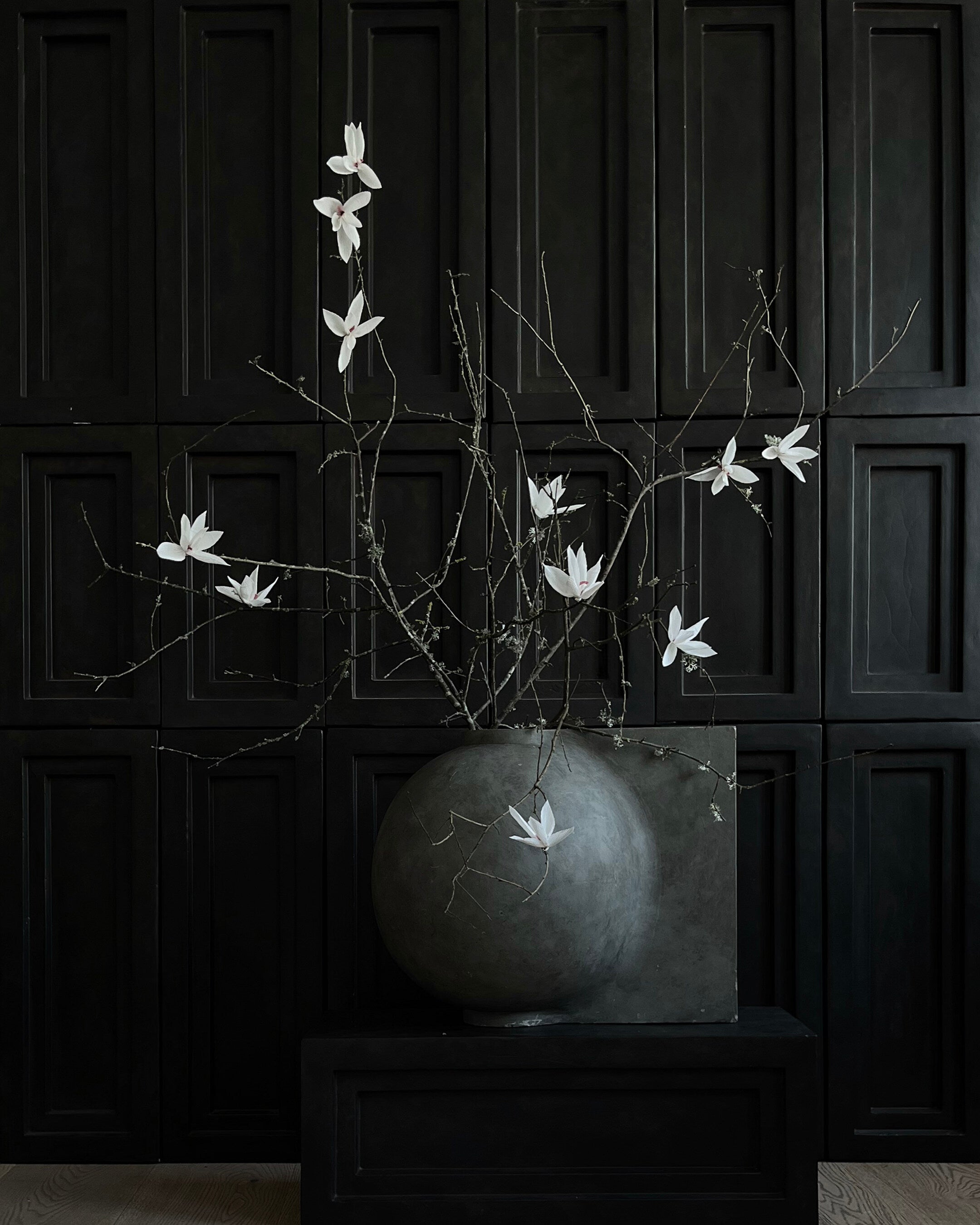 101-copenhagen-offset-vase-big-blumenvase-dark-grey-beton image 7