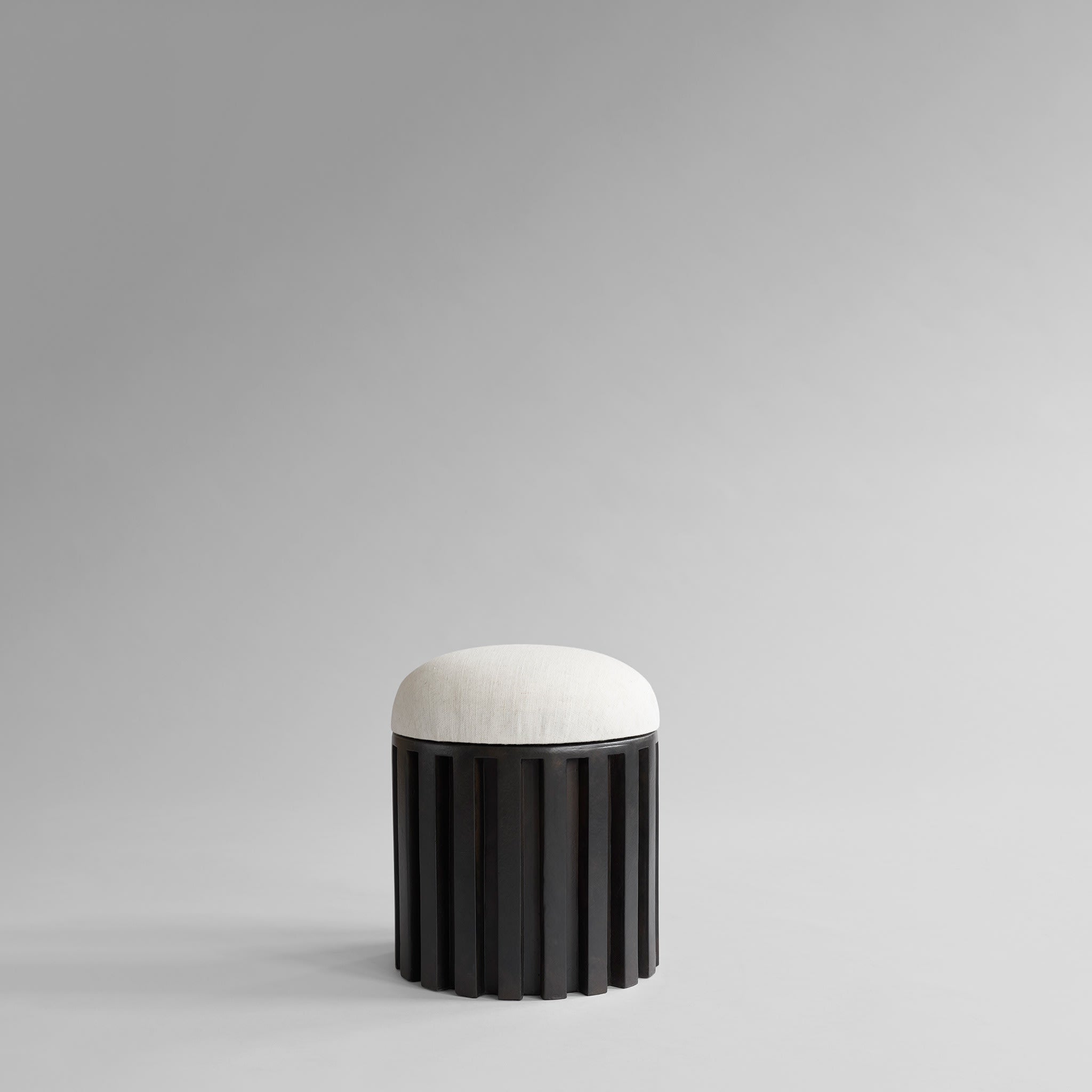 101-copenhagen-tribu-hocker-coffee-faserbeton-mit-kissen image 2