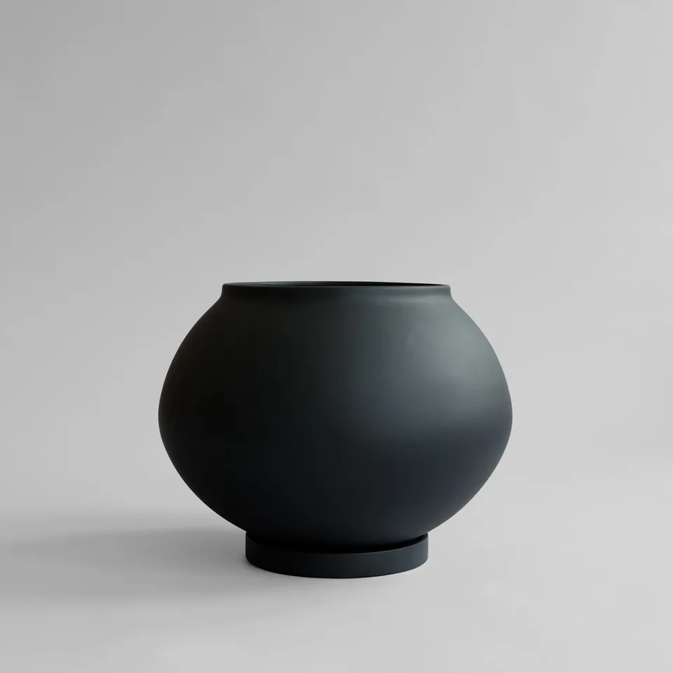 101-copenhagen-sunao-fat-hexa-blumentopf-schwarz-mit-untersetzer image 1
