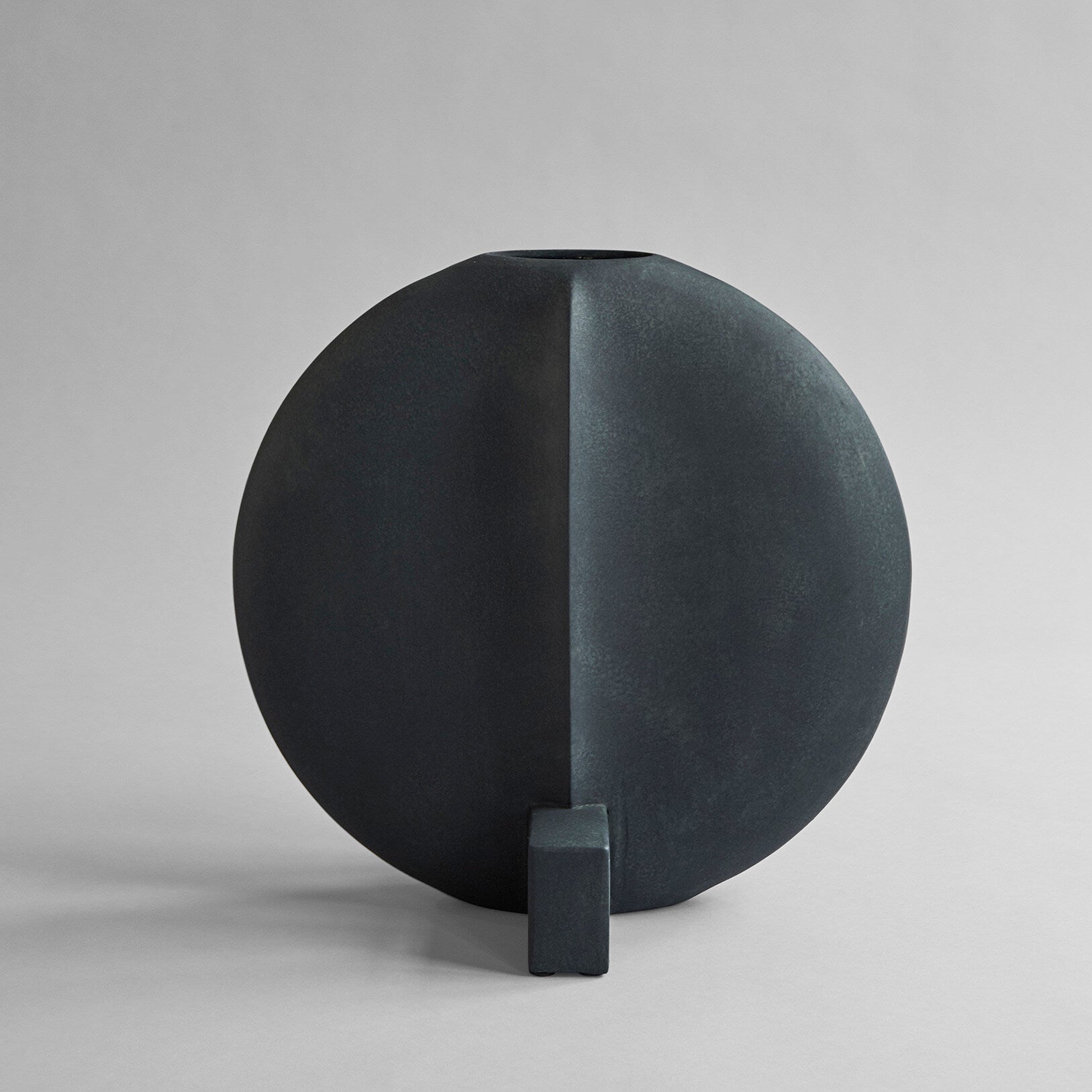 101-copenhagen-guggenheim-vase-big-schwarze-keramikvase image 1