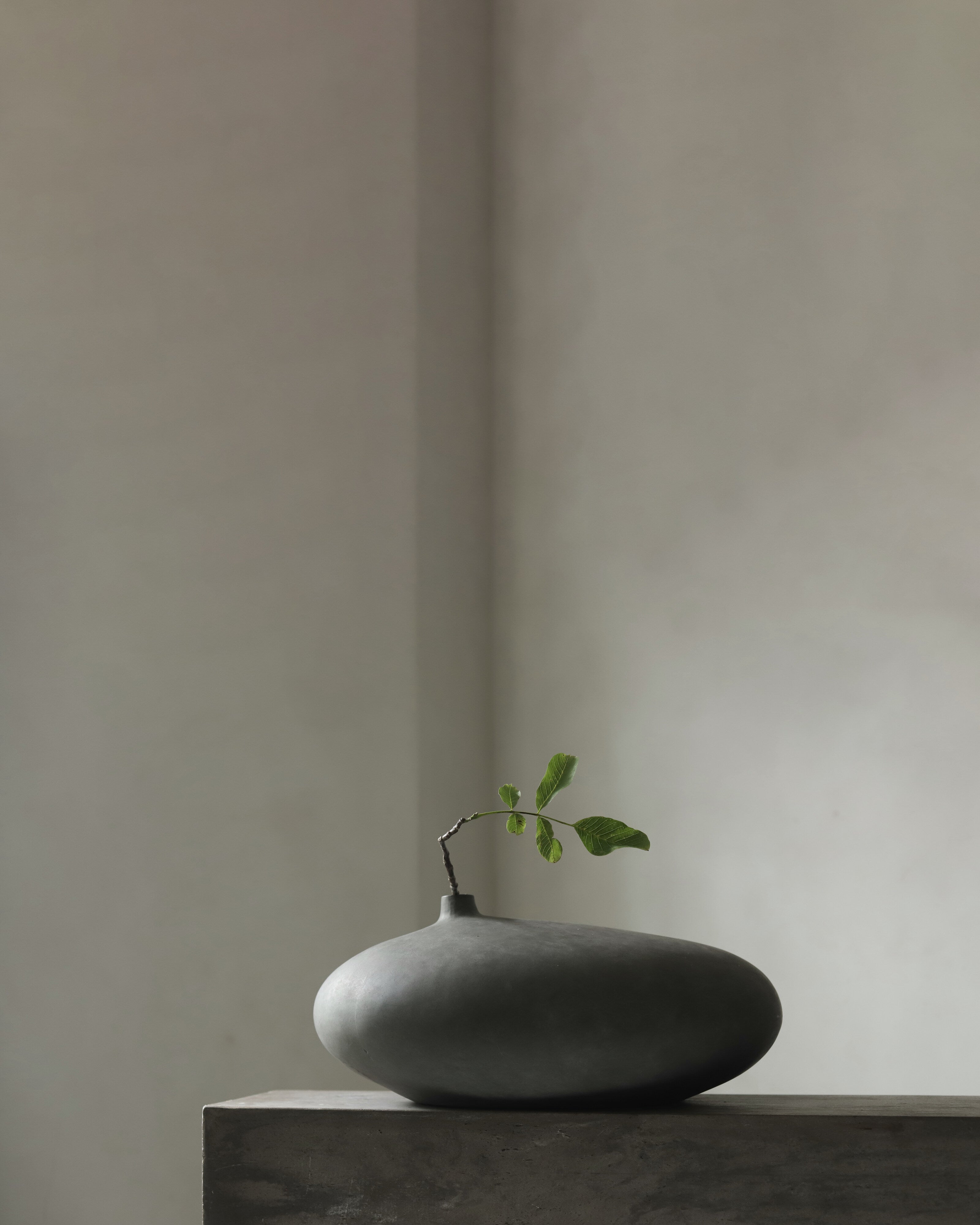 101-copenhagen-submarine-fat-vase-dark-grey-keramik image 3