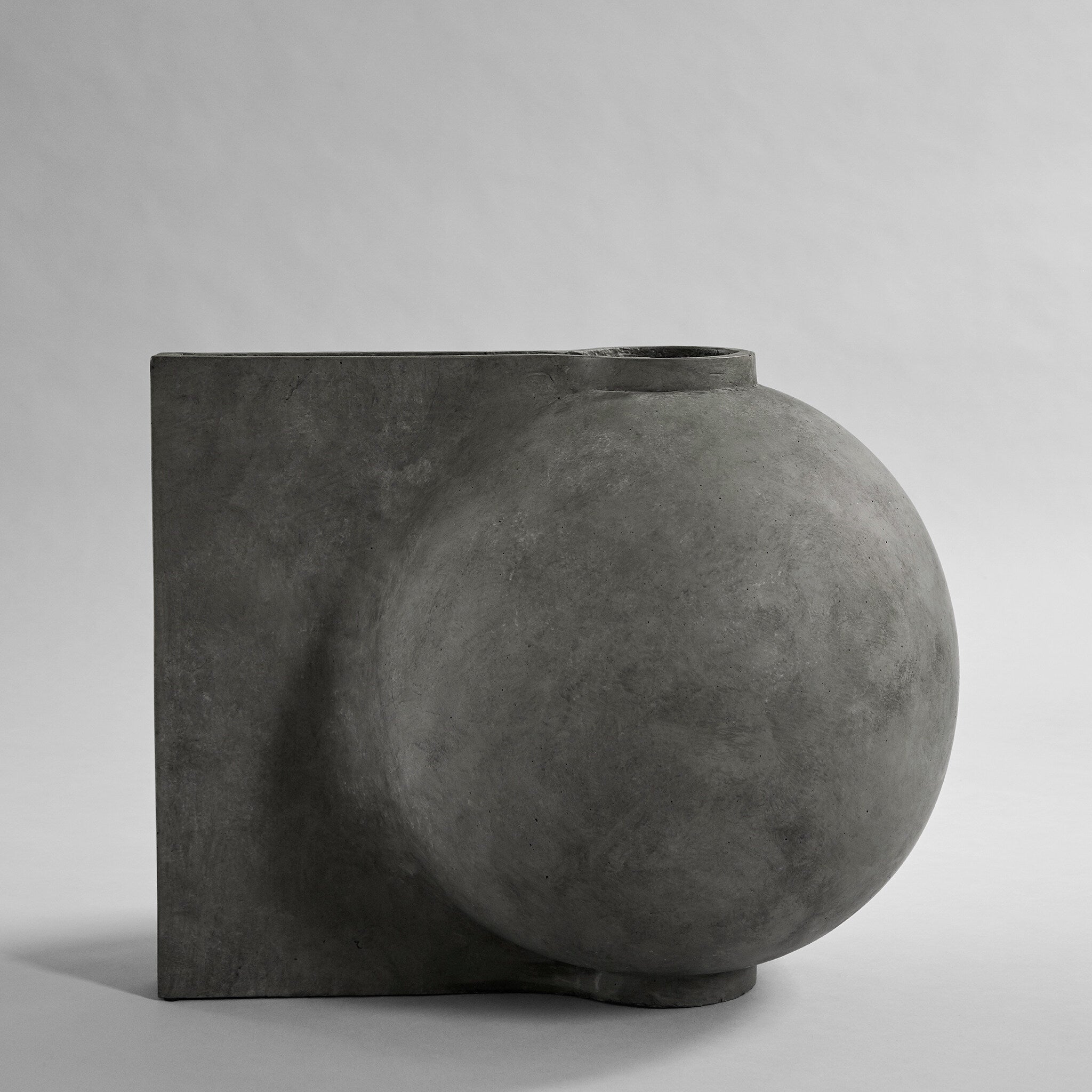 101-copenhagen-offset-vase-big-blumenvase-dark-grey-beton image 1