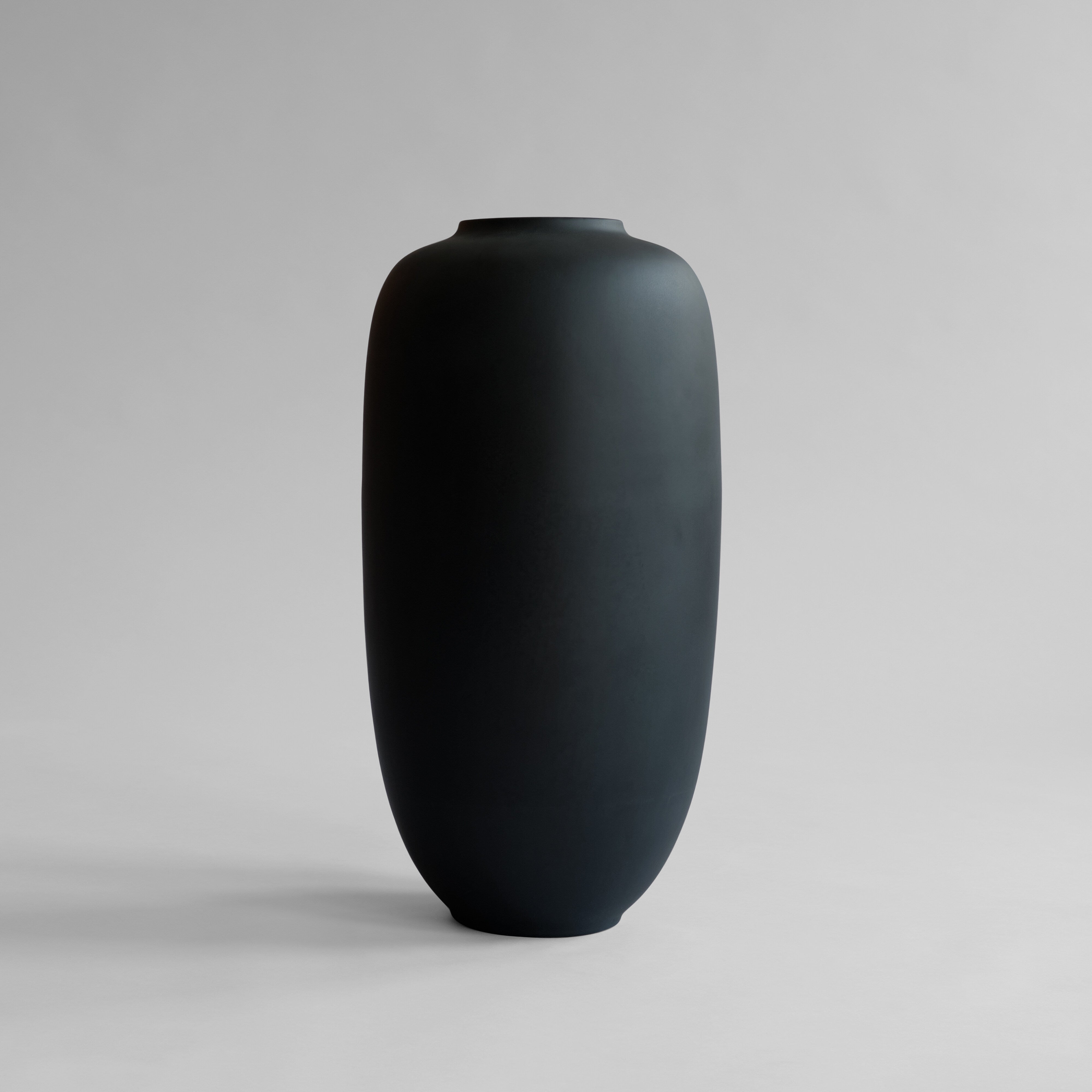 101-copenhagen-sunao-slim-hexa-vase-schwarz-keramik-matt image 1