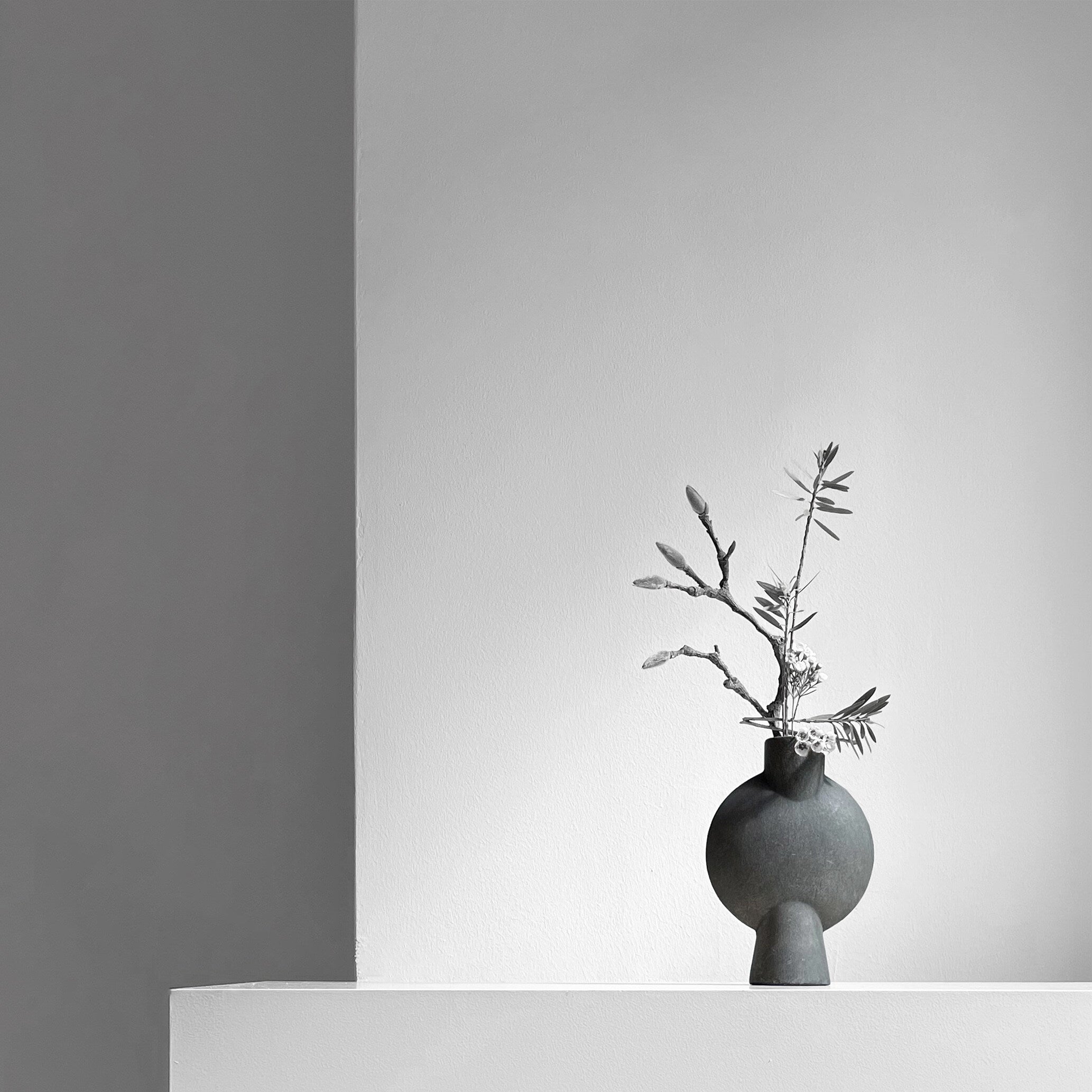 101-copenhagen-sphere-vase-bubl-mini-vase-dark-grey image 7