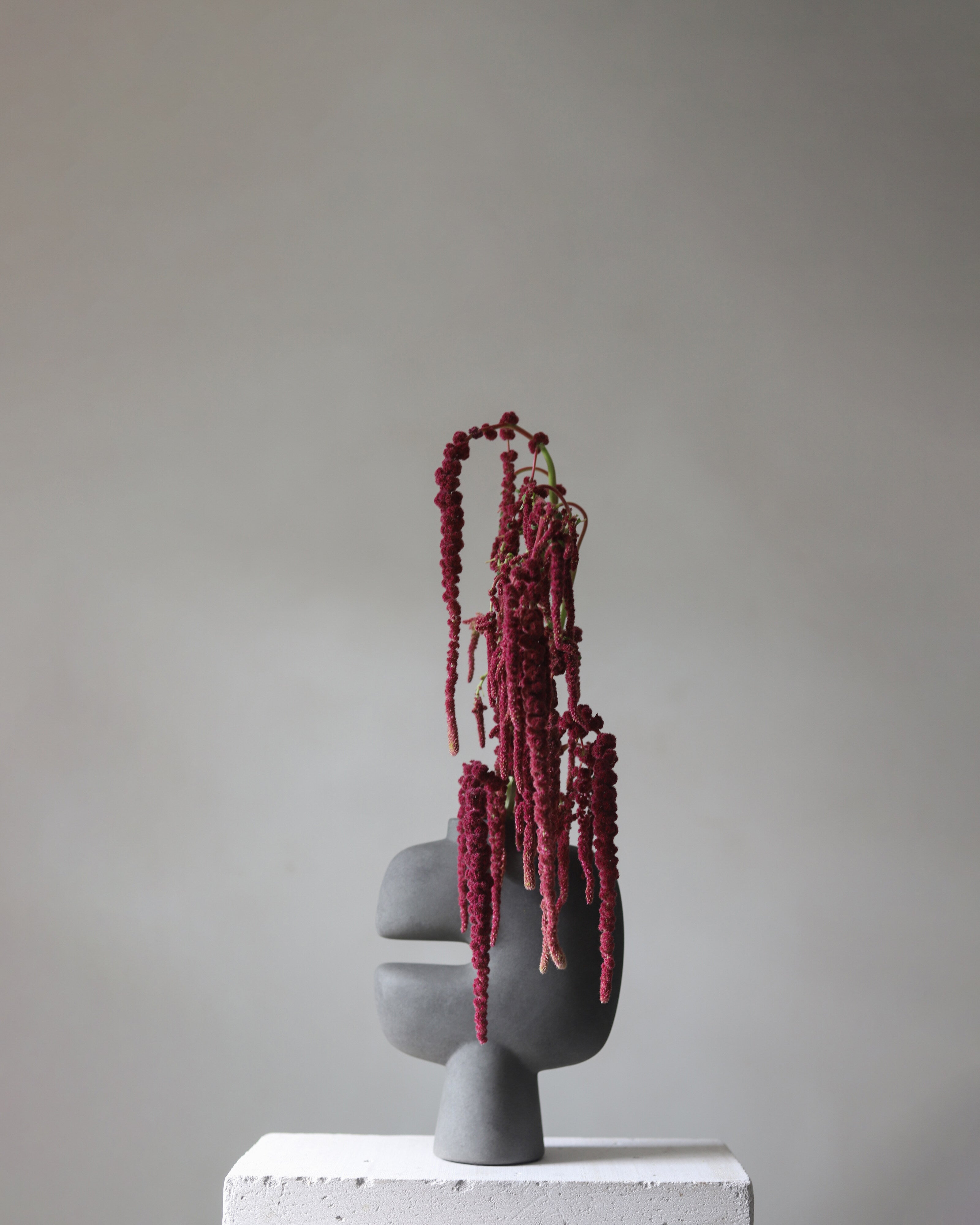 101-copenhagen-tribal-vase-medio-dark-grey-keramik image 4