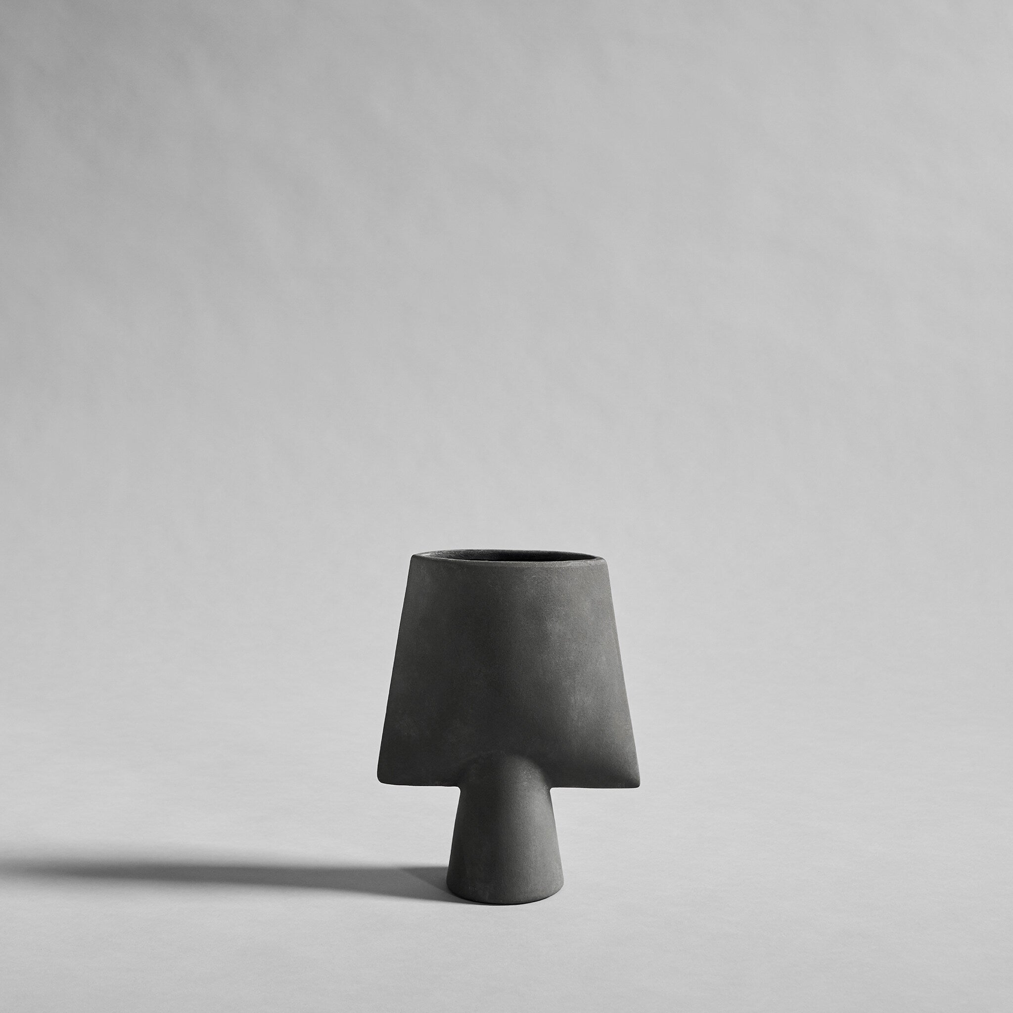 101-copenhagen-sphere-square-mini-vase-dark-grey-keramik image 1