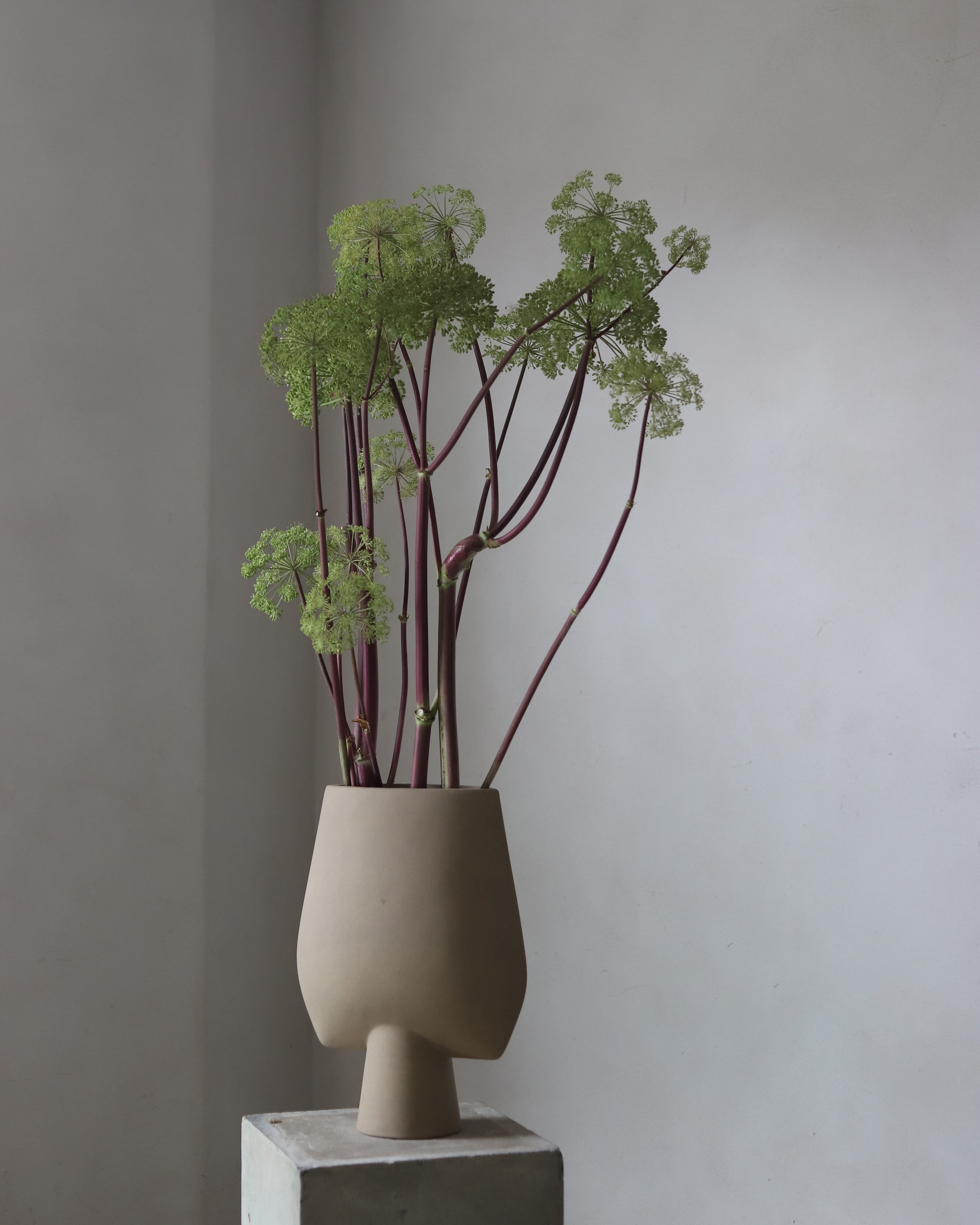 101-copenhagen-sphere-vase-square-big-sand-blumenvase-keramik image 3