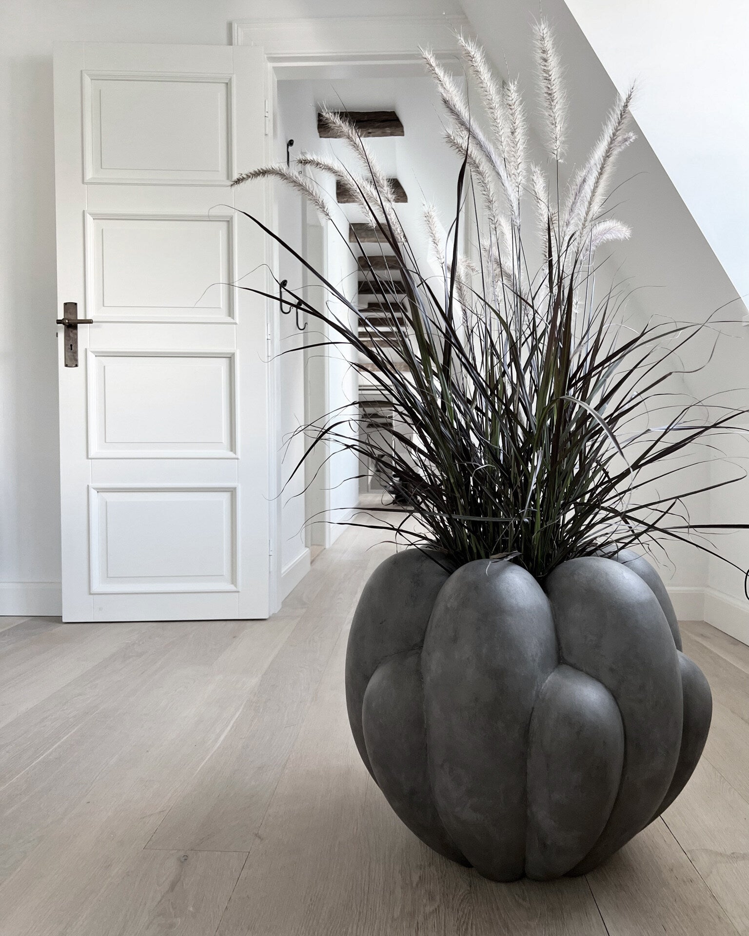 101-copenhagen-bloom-big-vase-dunkelgrau-beton image 6