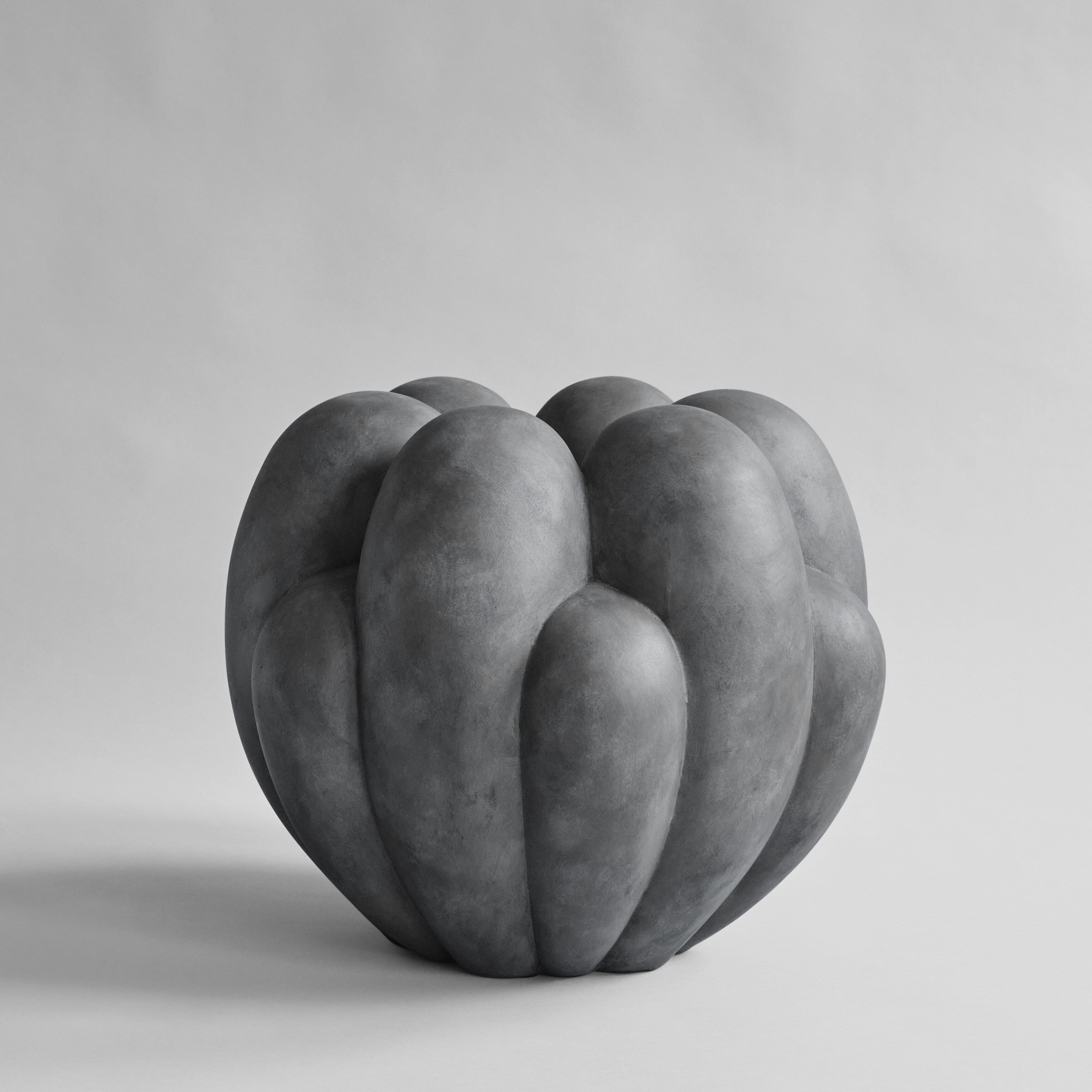 101-copenhagen-bloom-big-vase-dunkelgrau-beton image 1