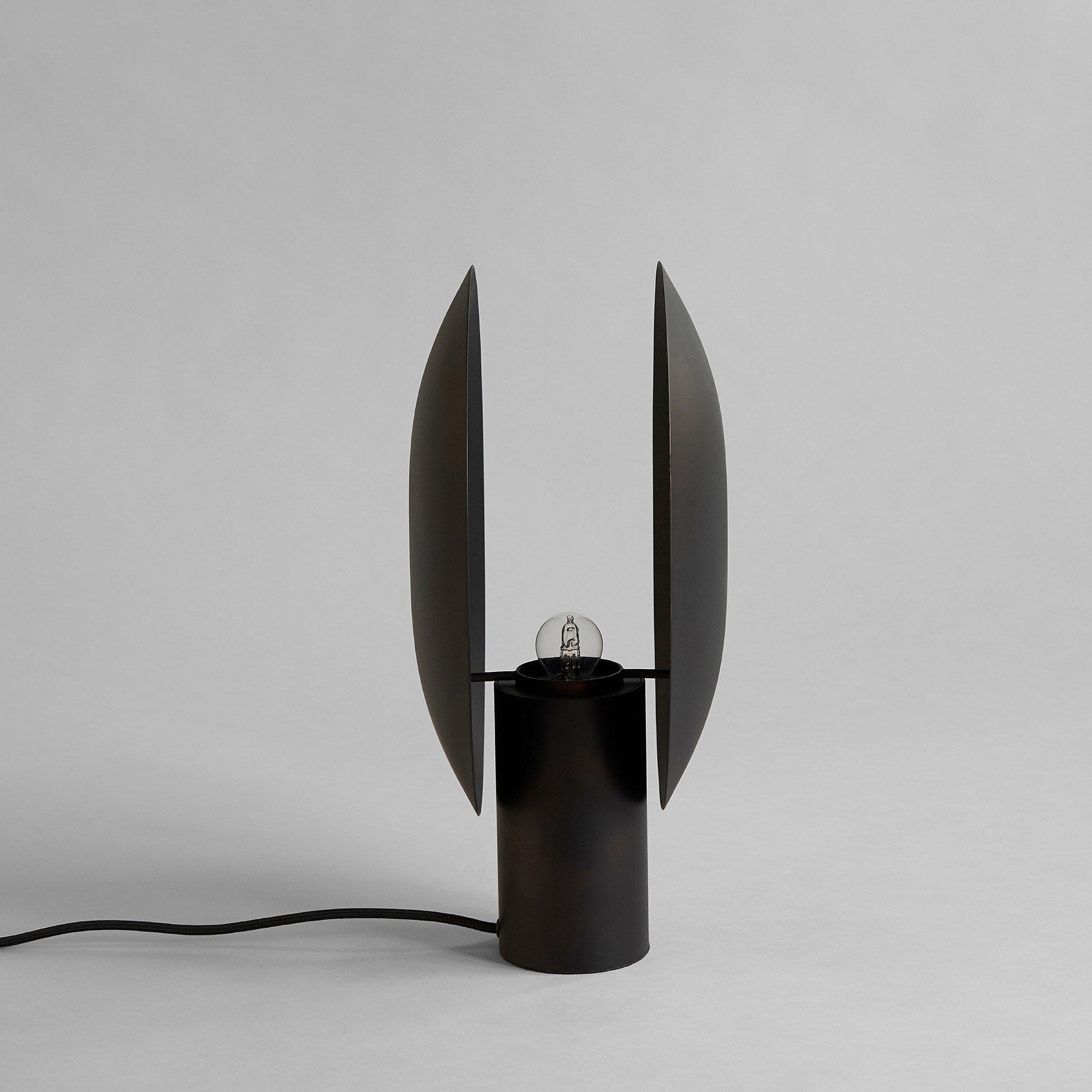101-copenhagen-clam-tischleuchte-burned-black-metall image 4