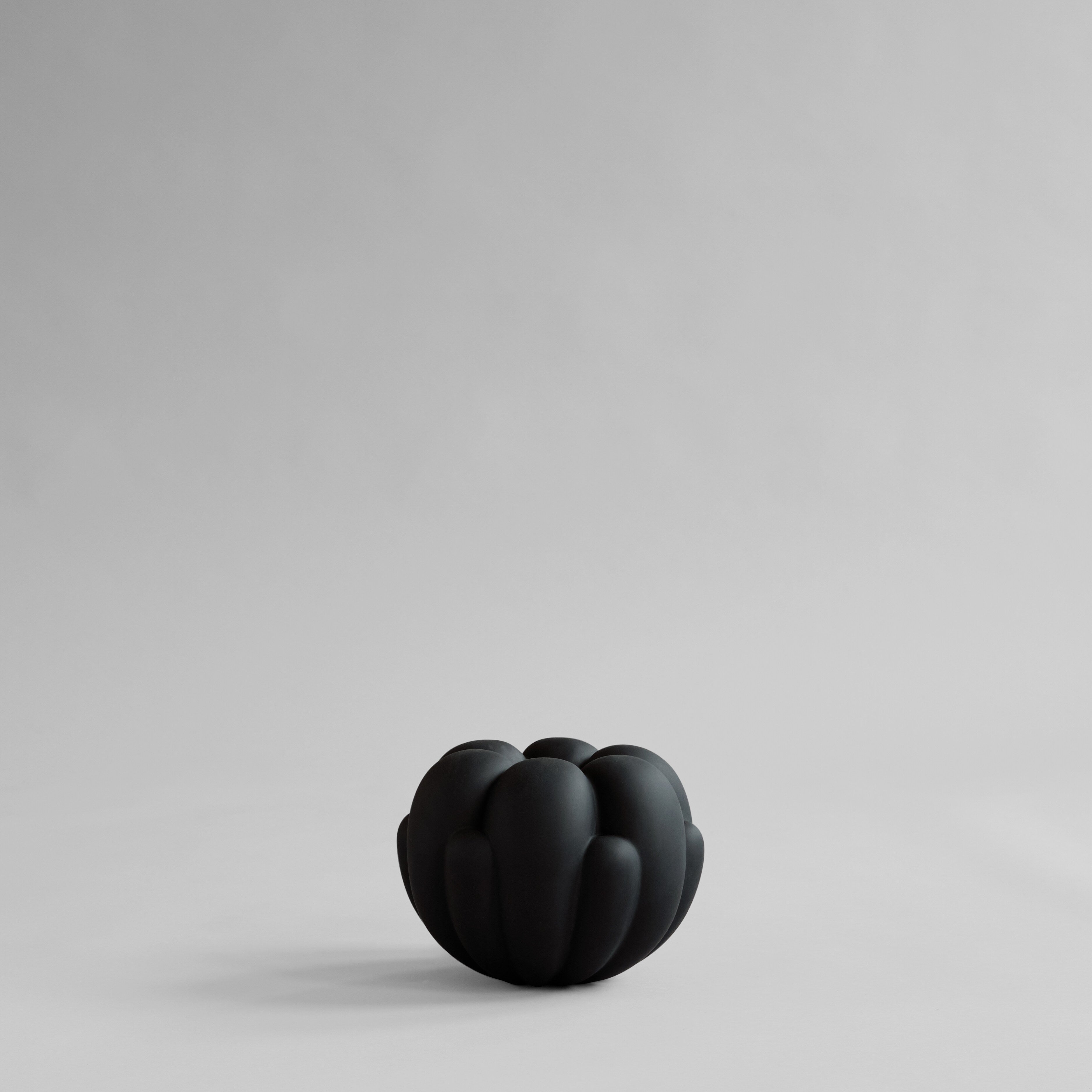 101-copenhagen-bloom-vase-petit-black-keramik-bl-tenform image 1