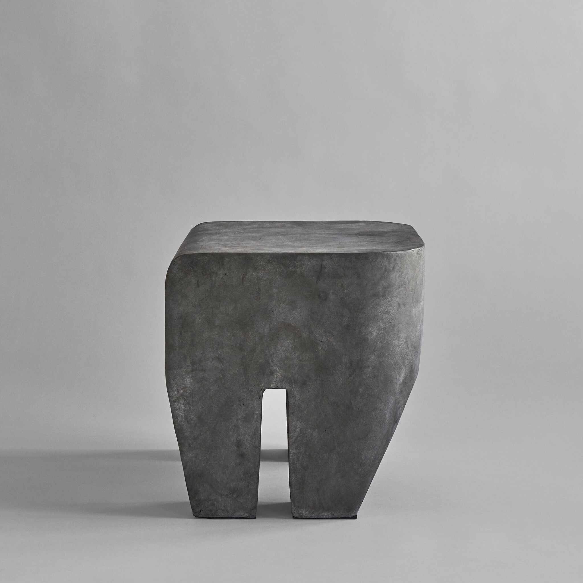 101-copenhagen-sculpt-hocker-beton-grau-beistelltisch image 1