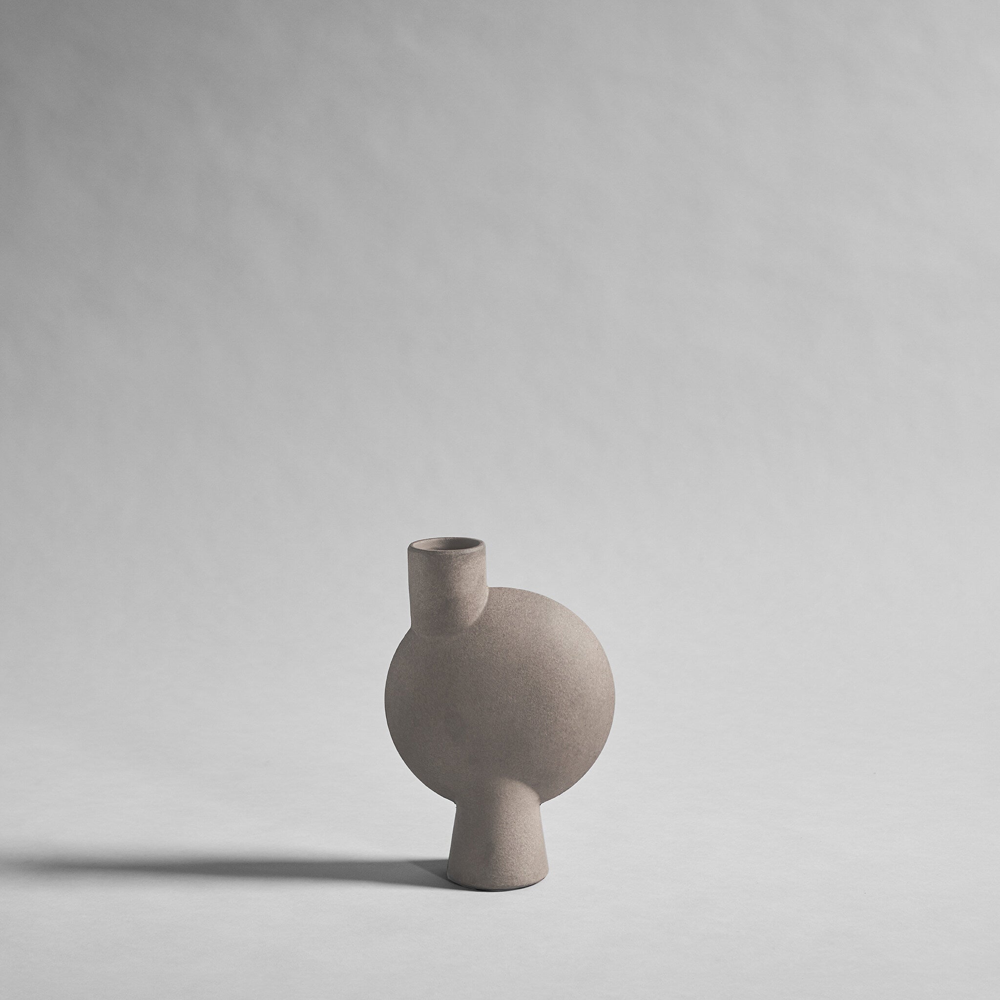 101-copenhagen-sphere-bubl-medio-vase-taupe-keramik image 1